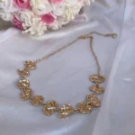 گردنبند طرح گلبرگ