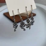 پک دوتایی گوشواره طرح مار و گل - Image 3