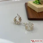 گوشواره نیم‌حلقه نقره‌ای موج‌دار