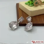گوشواره آویز نقره‌ای کریستال درشت برند Accessories