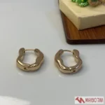 گوشواره نیم‌حلقه طلایی فرم نامنظم