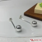 گوشواره آویز نقره‌ای توپ براق – مدل میله‌ای مینیمال