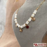 گردنبند زنانه مهره‌ای سفید با آویز سکه‌ای طلایی - Image 3
