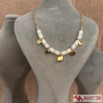 گردنبند زنانه مهره‌ای سفید با آویز سکه‌ای طلایی - Image 4