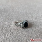 انگشتر نگین مشکی نقره‌ای زیبا - Image 2