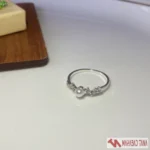 انگشتر ظریف مرواریدی با نگین‌های ریز - Image 2
