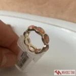 انگشتر زنانه طلایی با نگین‌های ظریف - Image 2