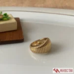 انگشتر زنانه بافت‌دار طلایی - Image 3