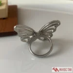 انگشتر زنانه طرح پروانه نگین‌دار نقره‌ای - Image 2